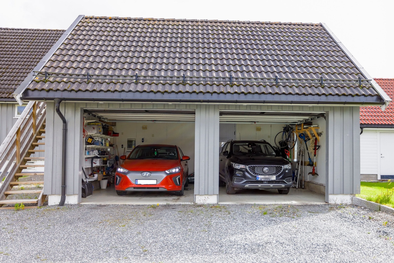 Boligen har en dobbeltgarasje med elektrisk portåpner og "loftbod". Vegglader til elbil er montert inne Galleribilde