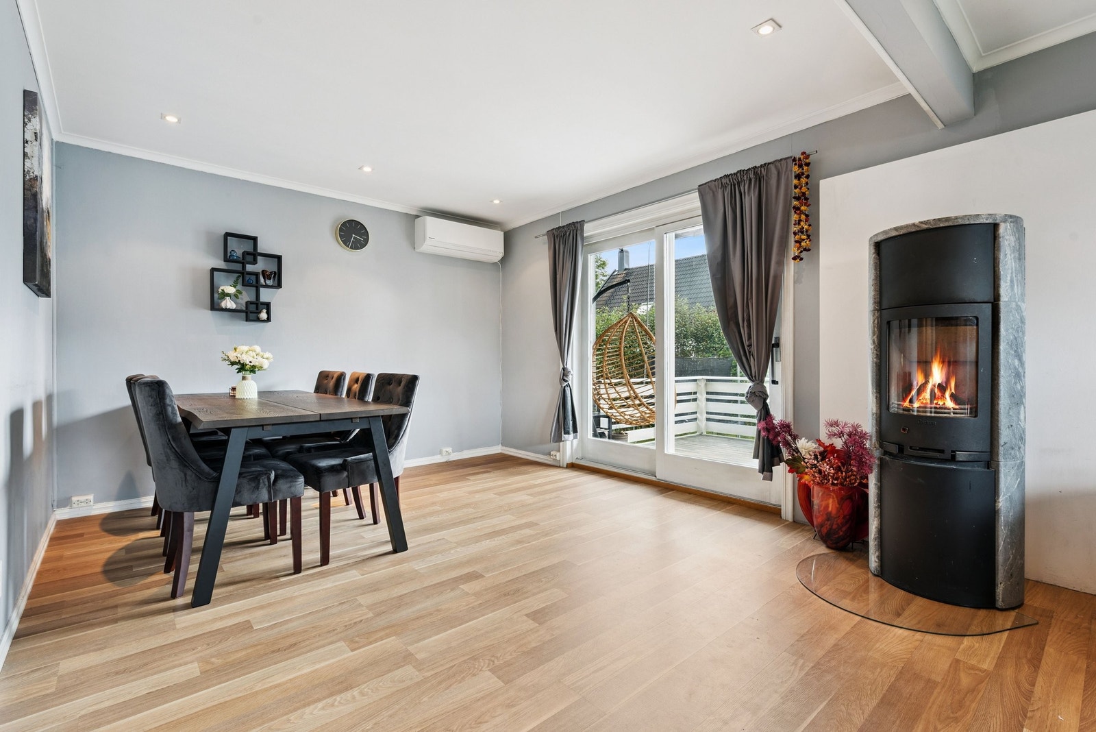 I stuen er det peisovn som varmer godt når vinteren kommer. Utgang til solrik terrasse. Galleribilde