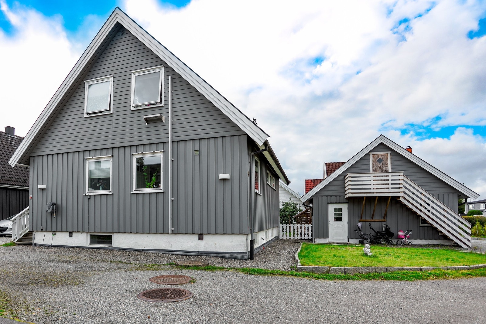 Fasade Olstadfaret 9. Utvendig trapp til bod i garasjen. Galleribilde