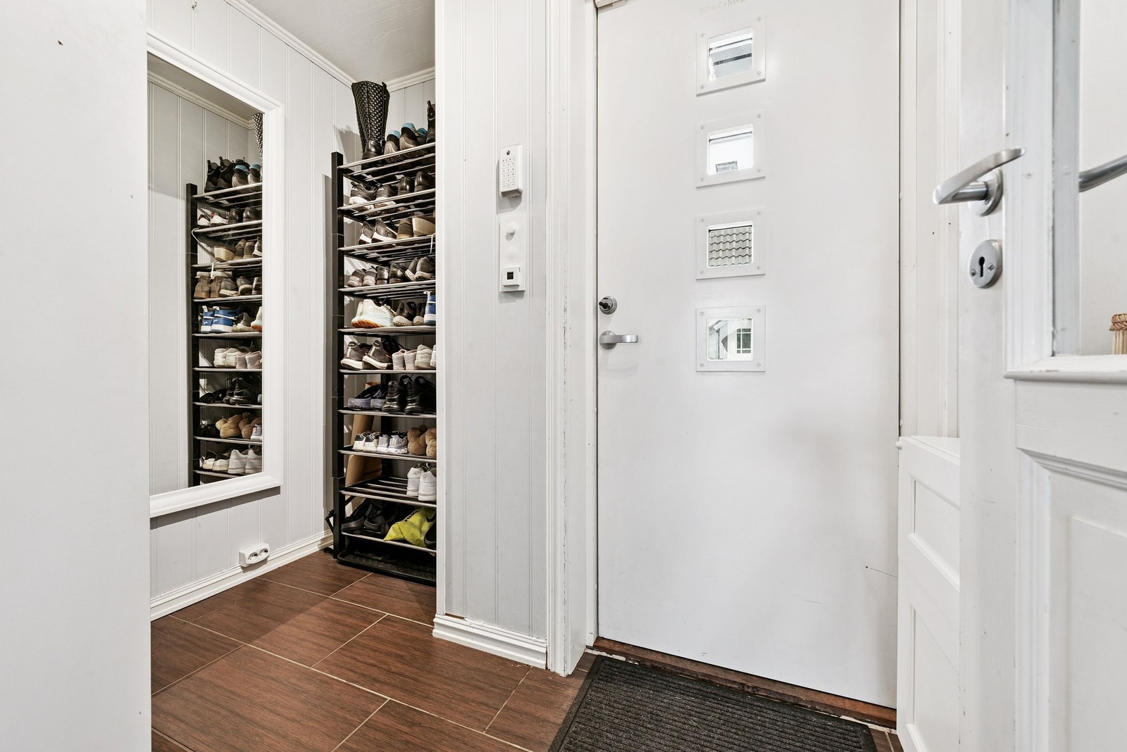 Flislagt entrè med god plass til å henge fra seg. Galleribilde