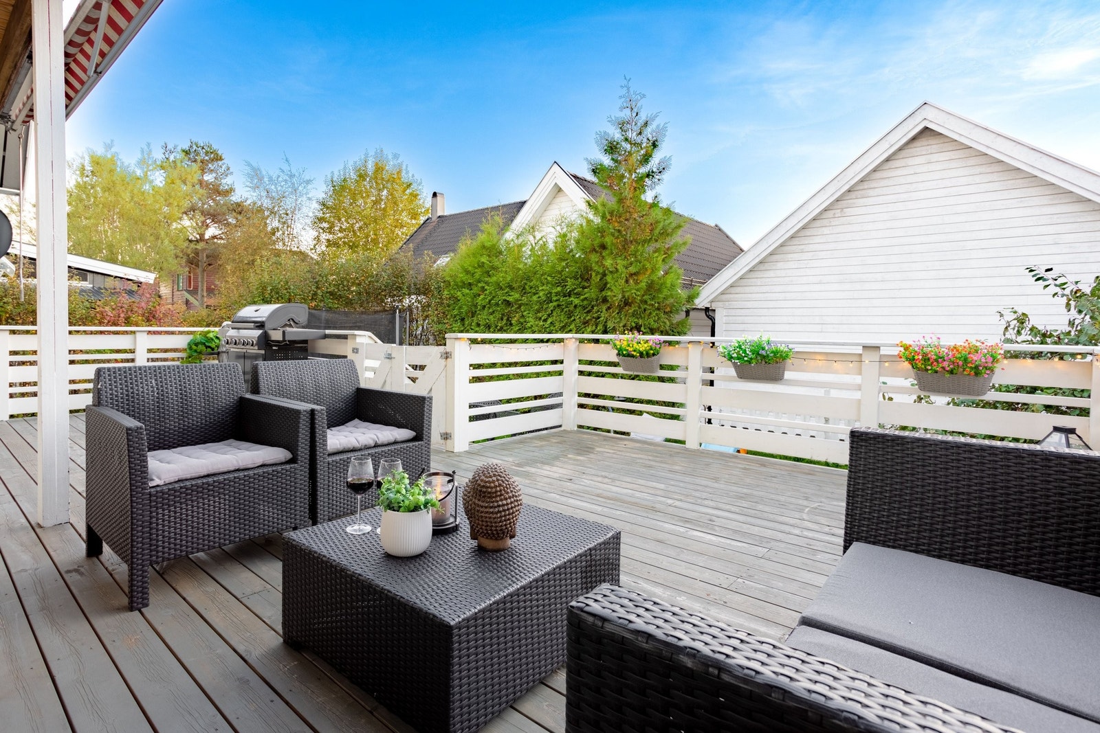 Eneboligen har en flott solrik terrasse med god plass til flere sittegrupper Galleribilde