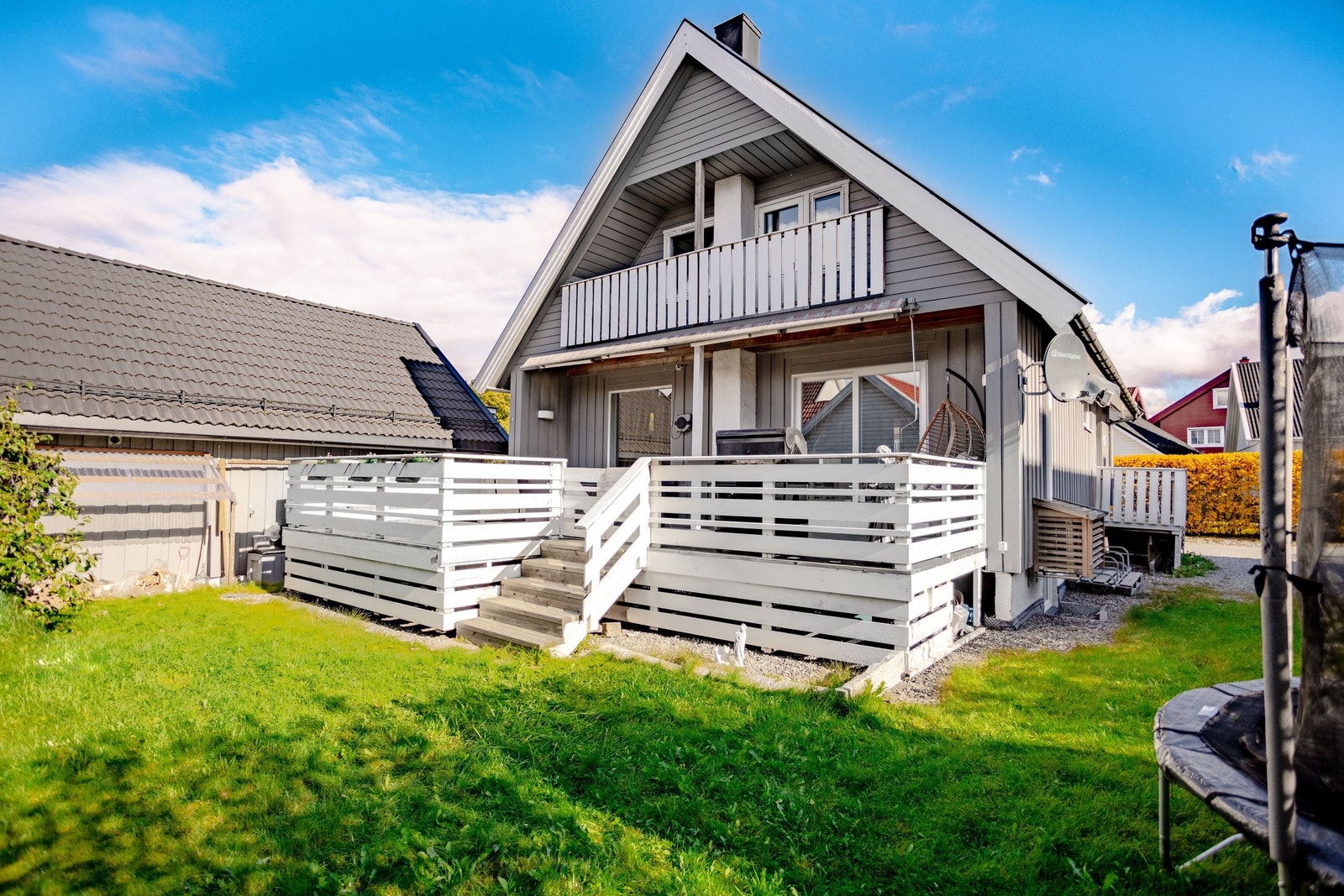 Romslig enebolig med opparbeidet hage og mange spennende muligheter Galleribilde