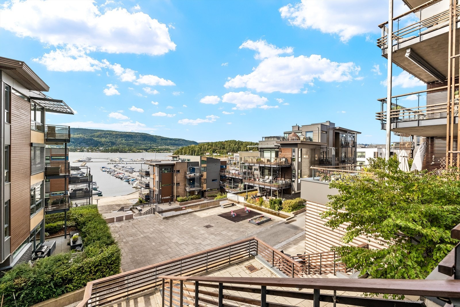 Nordre Jarlsberg Brygge er stedet for det gode liv. Det er maritimt nærmiljø med badestrand, brygge og båthavn. Galleribilde