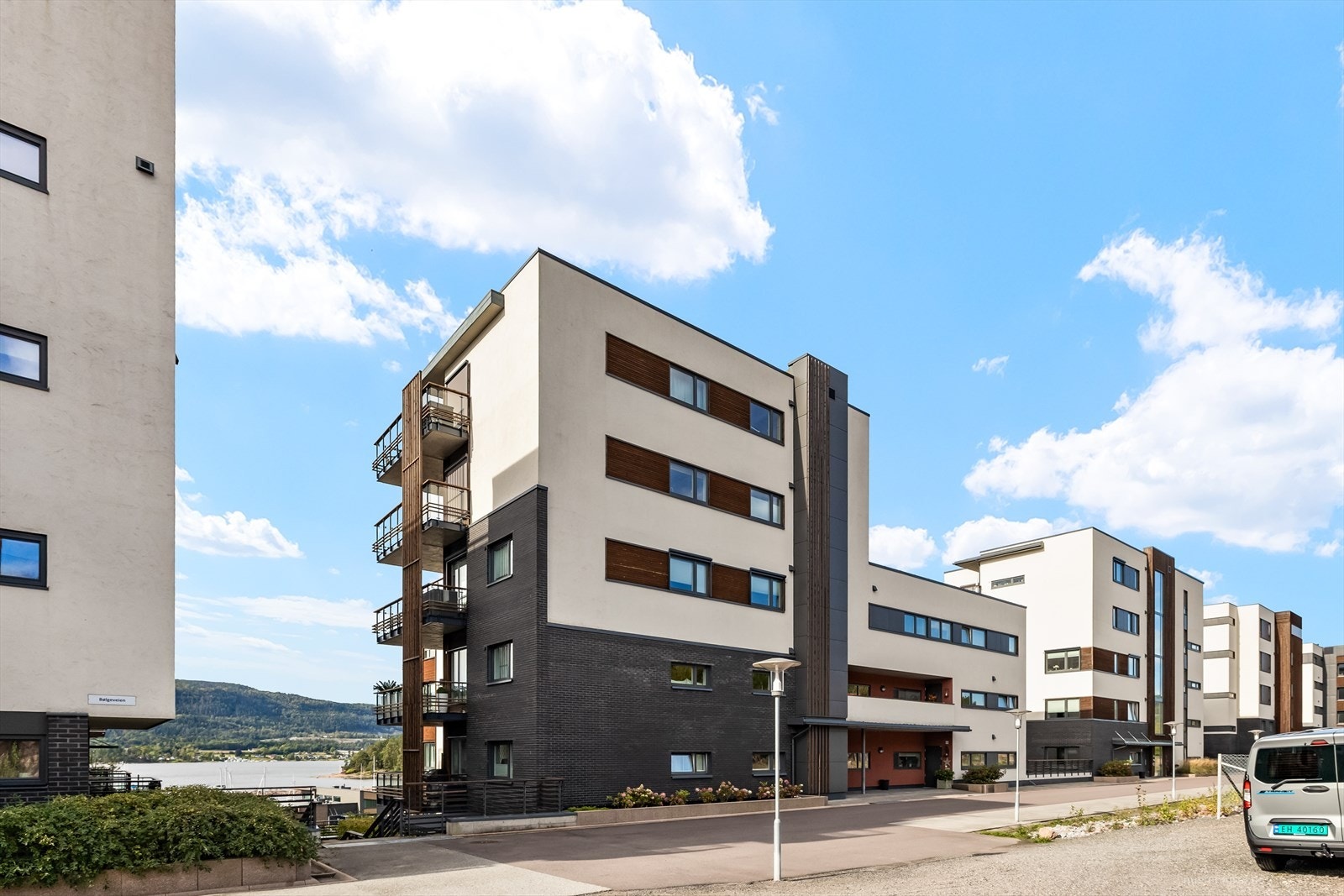 Leiligheten ligger i 3. etasje og har felles inngang og heis. Galleribilde