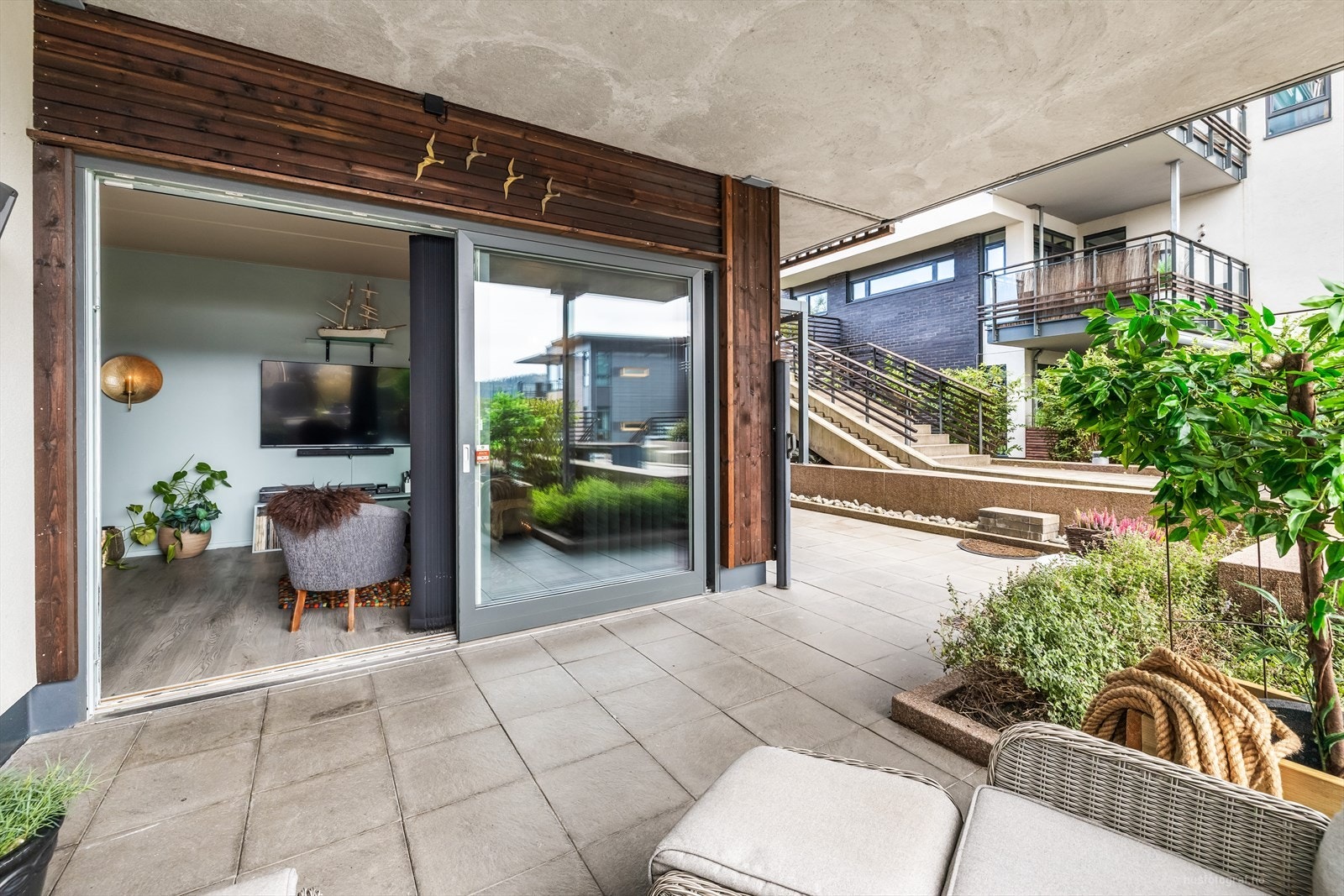 Utgang til stor terrasse fra stuen. Galleribilde