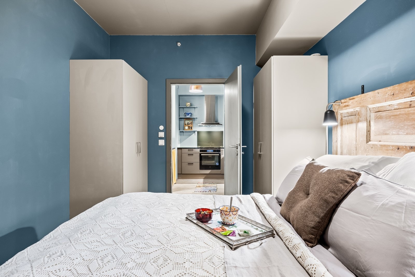 Det er god plass til dobbeltseng og garderobeskap på soverommet. Galleribilde