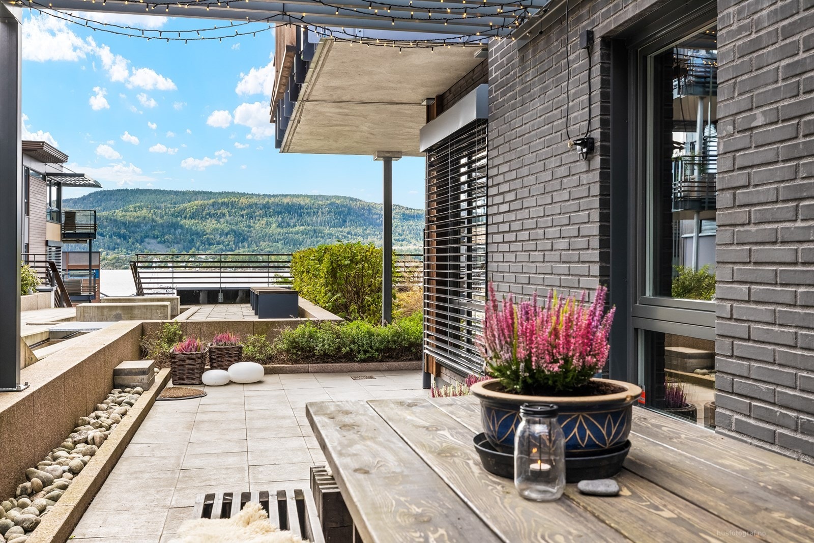 Her får du sjøen som nærmeste nabo og en flott sjøutsikt fra både terrasse og leilighet. Galleribilde