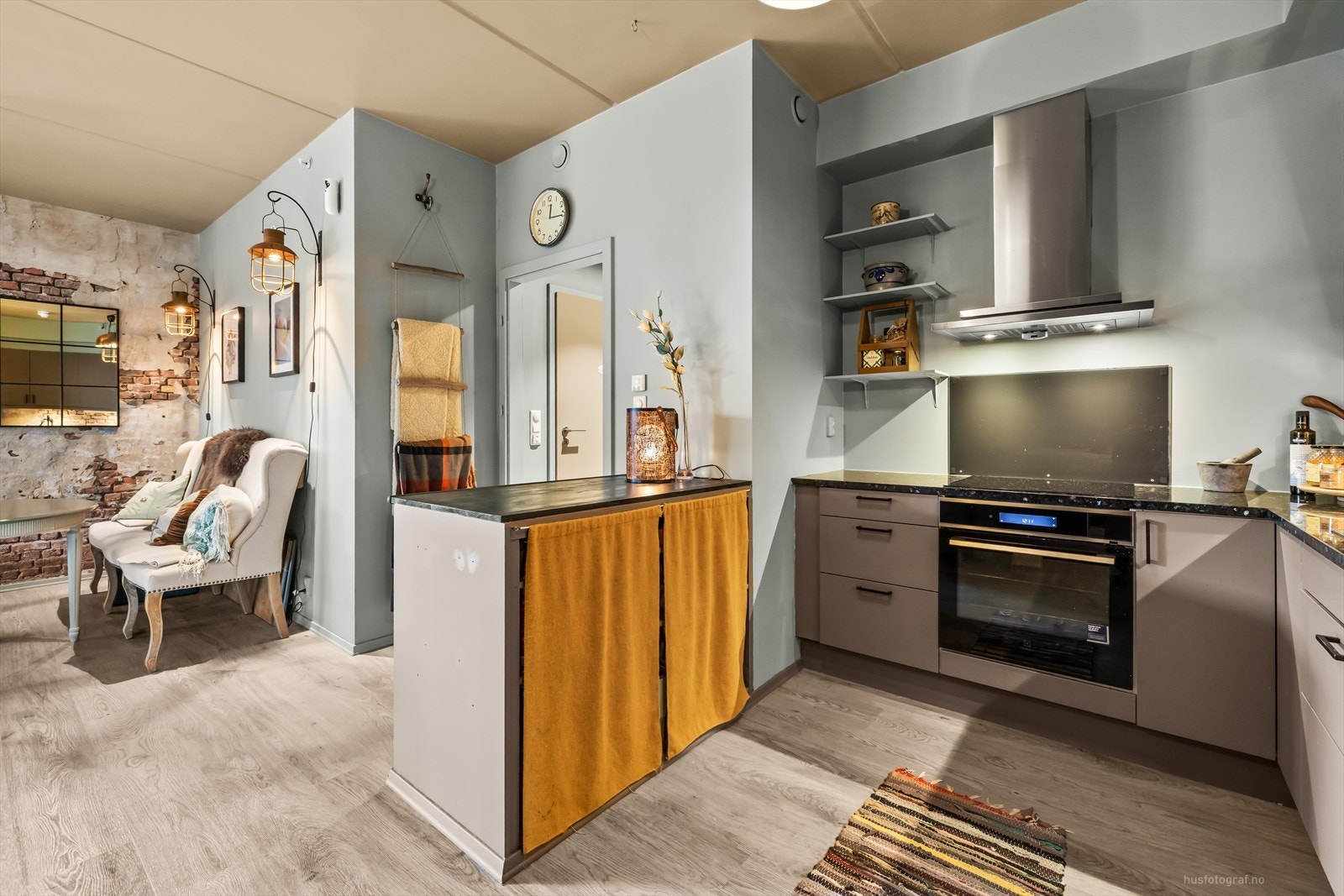 Kjøkkenet er utstyrt med kjøl/fryseskap, oppvaskmaskin, platetopp, stekeovn, vannstoppsystem og komfyrvakt. Galleribilde