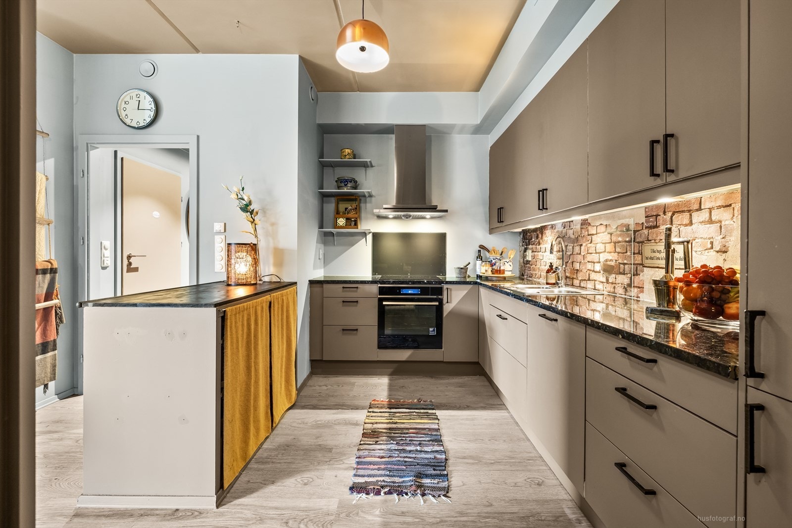 Benkeplaten er i stein/kompositt. Galleribilde