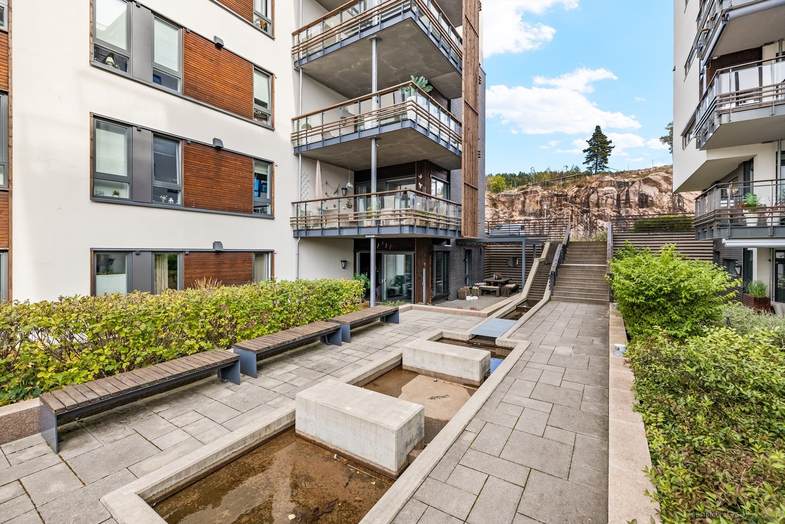 Leiligheten har flott beliggenhet med stor terrasse på hele 32 kvm i solrike omgivelser og med fin utsikt mot vannet. Galleribilde