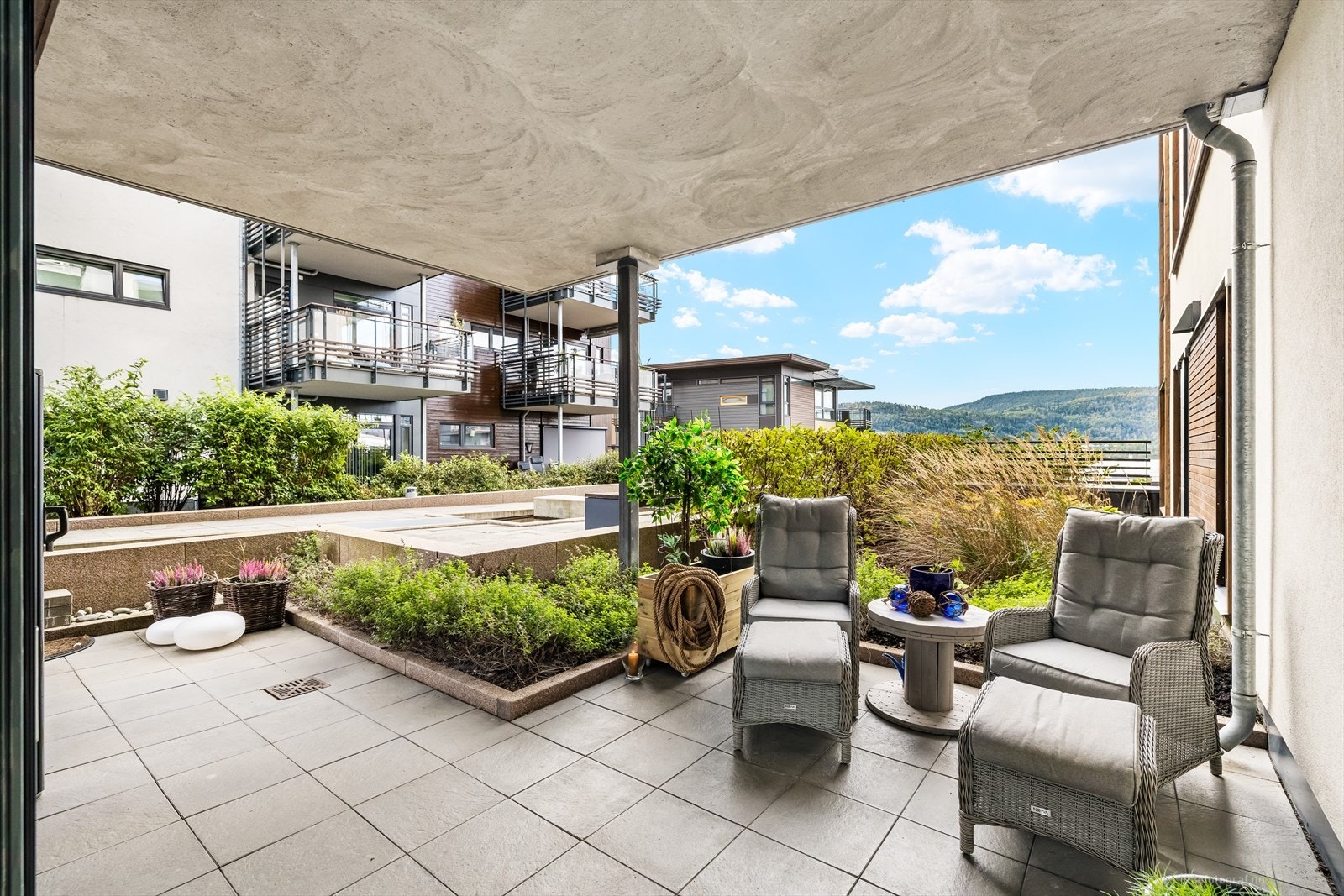 Delvis overbygget terrasse med god plass til ønsket møblement. Galleribilde