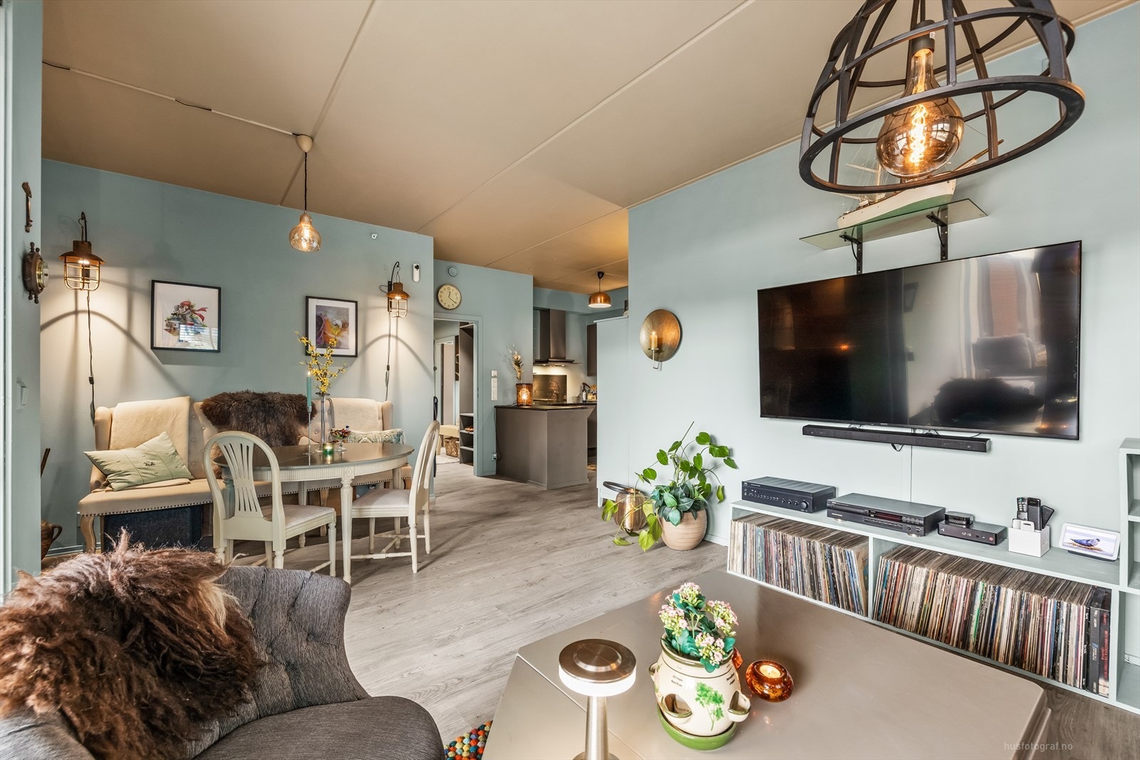 Åpen, sosial løsning mot kjøkkenet. Galleribilde