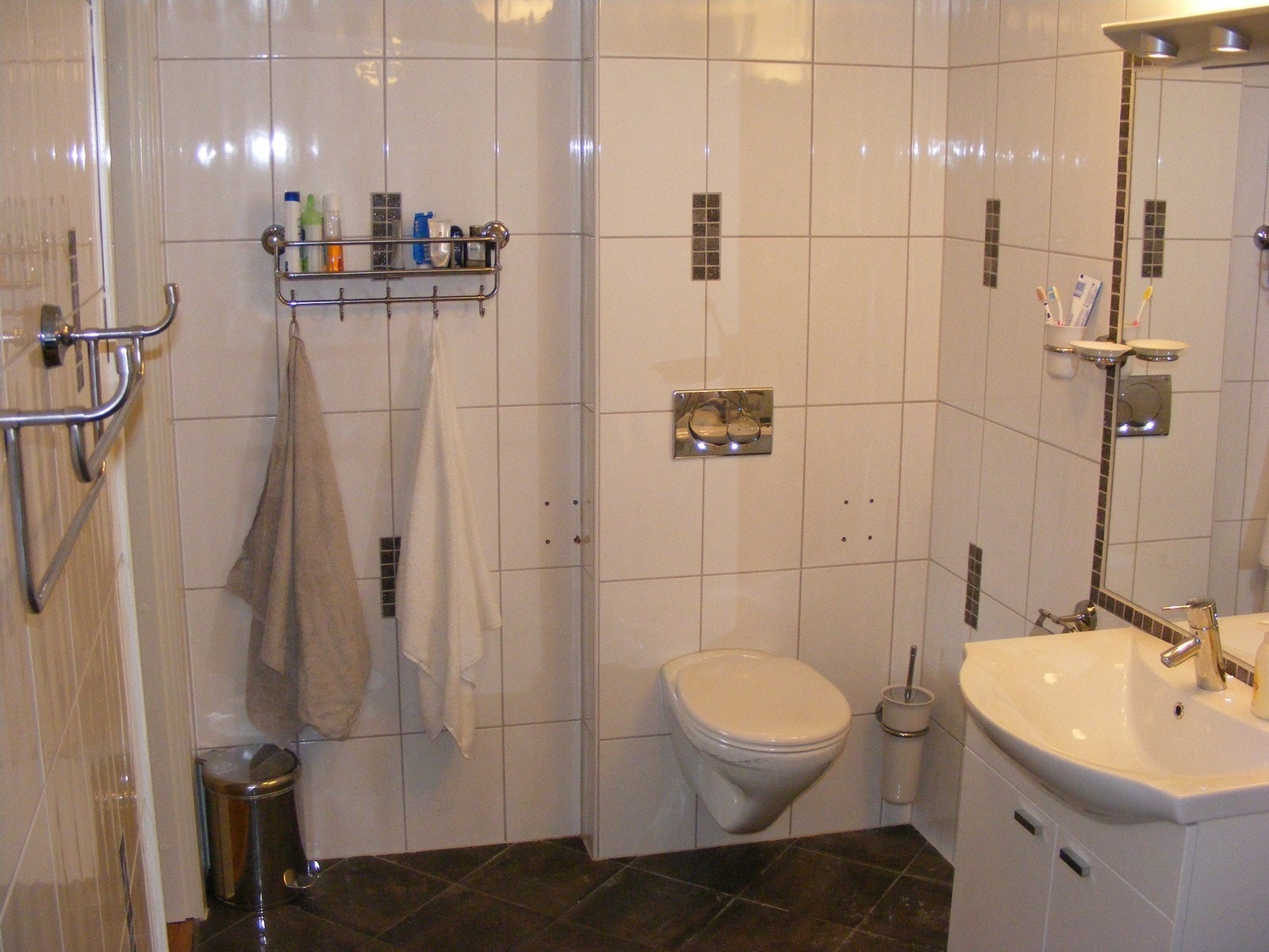 Bad: Lyst og fint helfliset baderom. Galleribilde