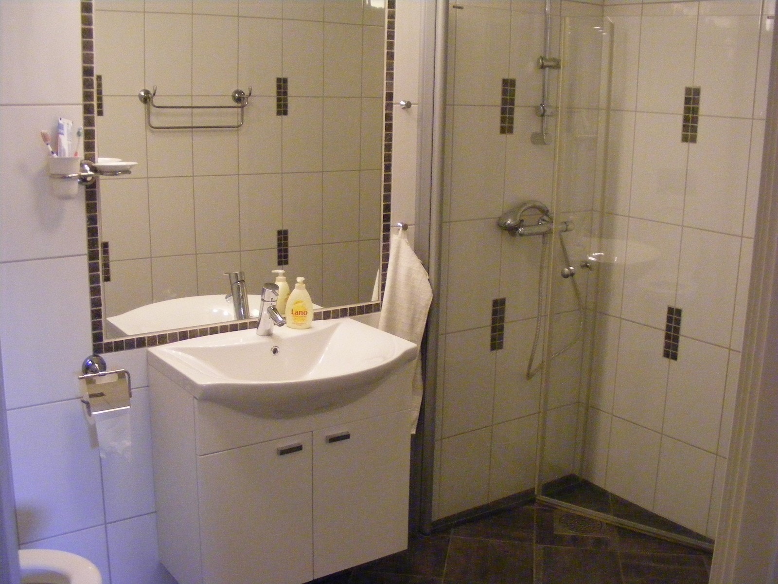 Bad: Helfliset og fint baderom. Innredet med baderomsinnredning m/speil, dusjhjørne og vegghengt wc. Galleribilde