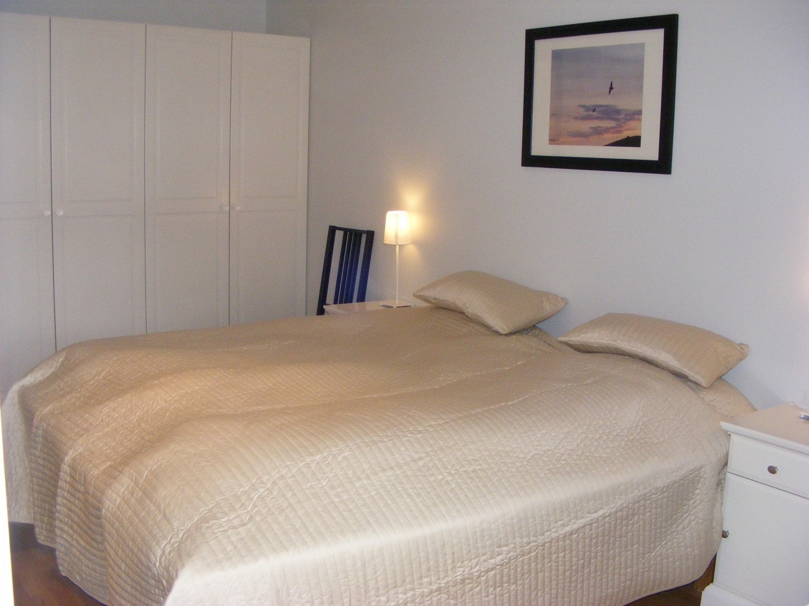 Hovedsoverom: Det er godt med garderobeplass for oppbevaring i rommet. Galleribilde