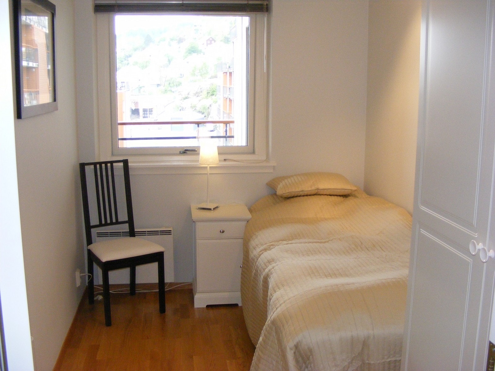 Soverom 2: Et litt mindre rom som er innredet med et dobbelt garderobeskap. Galleribilde