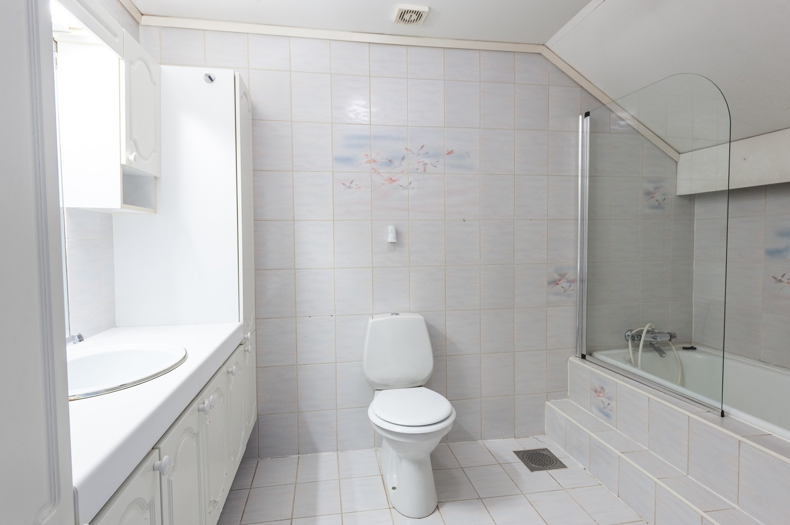 Flislags bad i 2. etasje med toalett, servant og badekar. Galleribilde