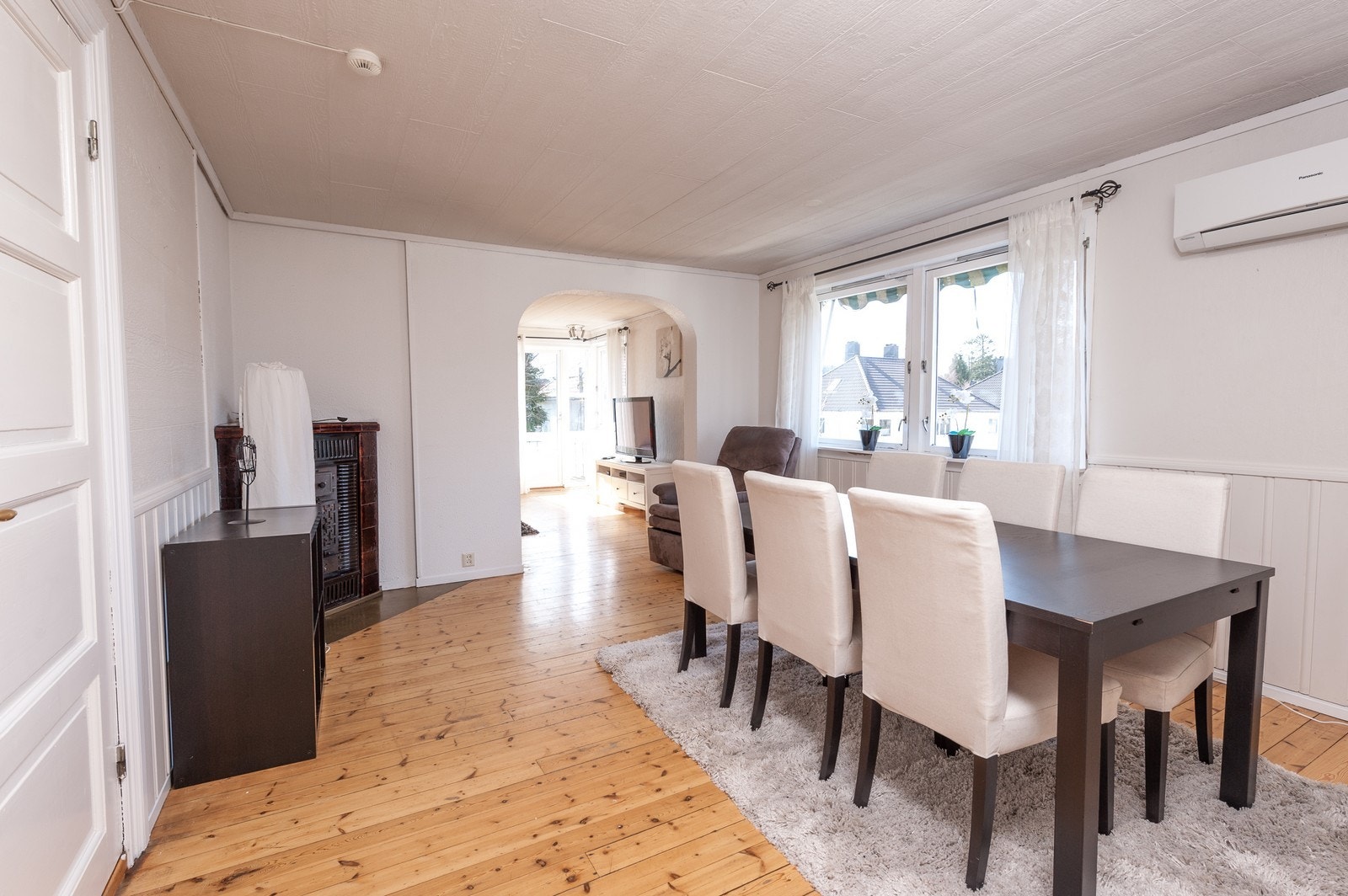 Spisestue med plass til flere. Vedovn og varmepumpe. Galleribilde