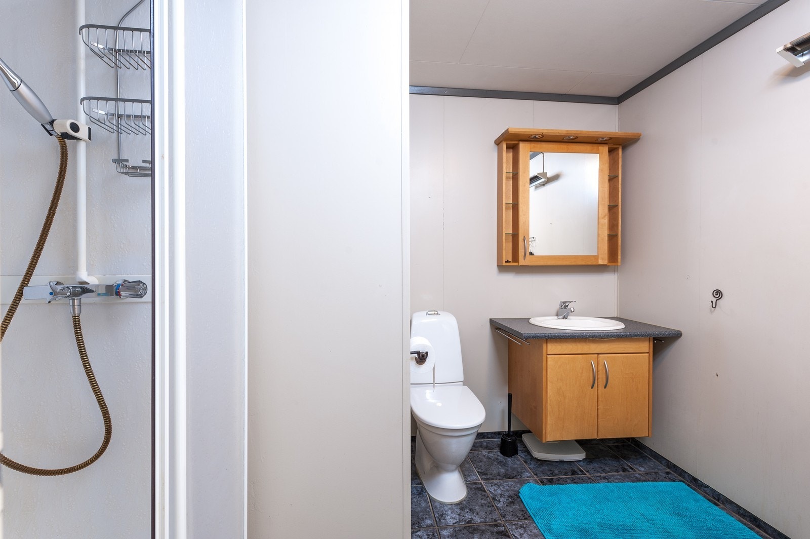 WC i 1. etasje. Her finner man også dusjkabinett. Galleribilde