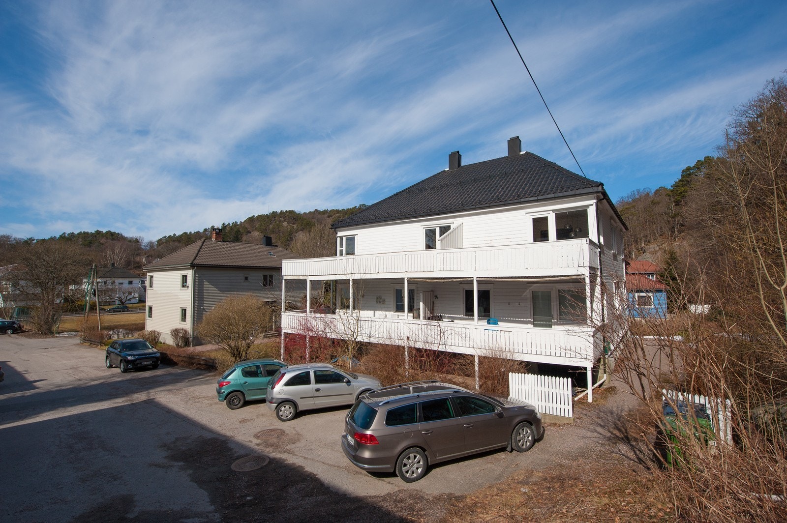 Fasade. Boligen er malt siden sist, fargen utvendig i dag er grå. Galleribilde