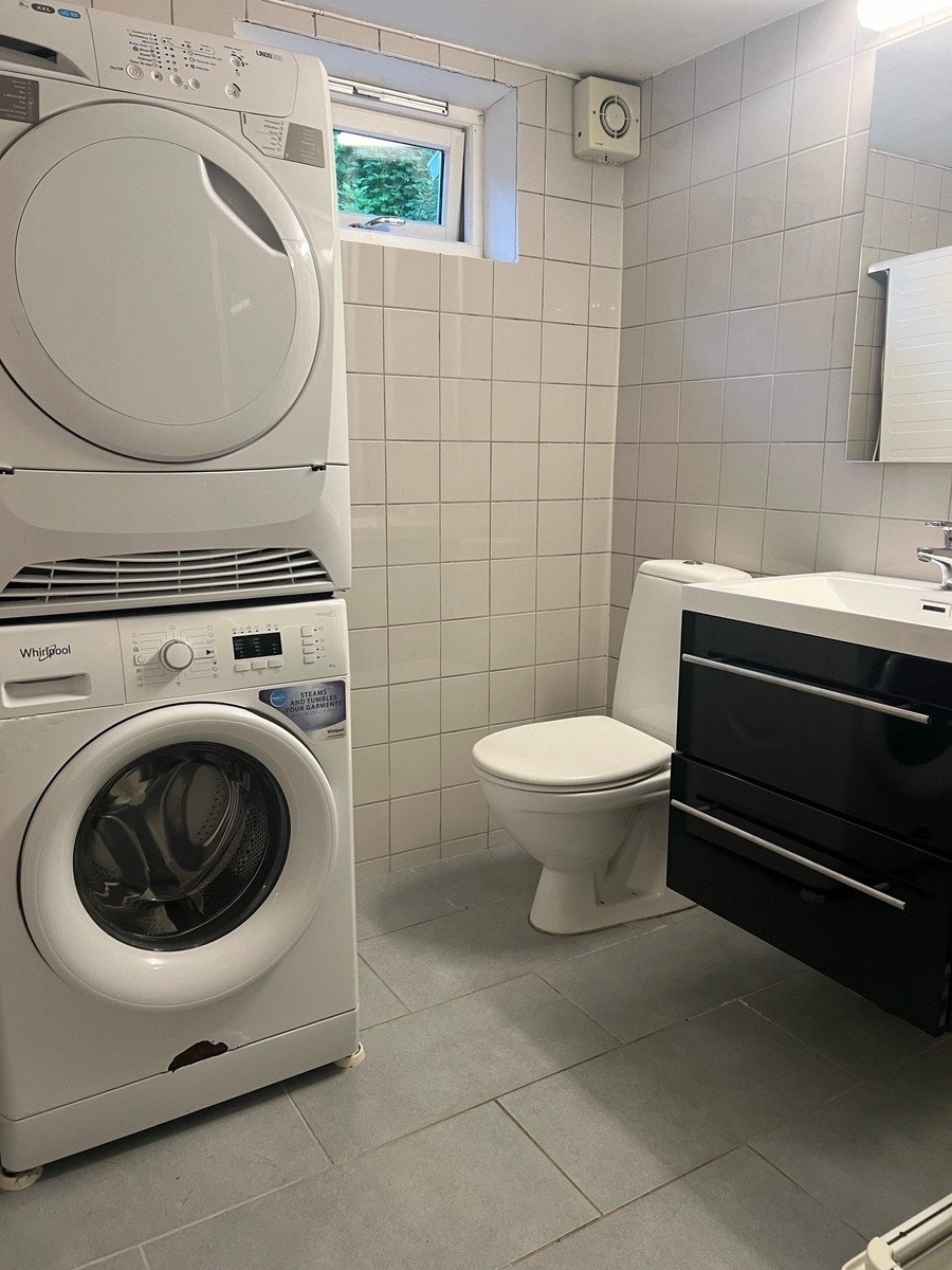 Bad 1, med vaskemaskin og tørketrommel. Galleribilde