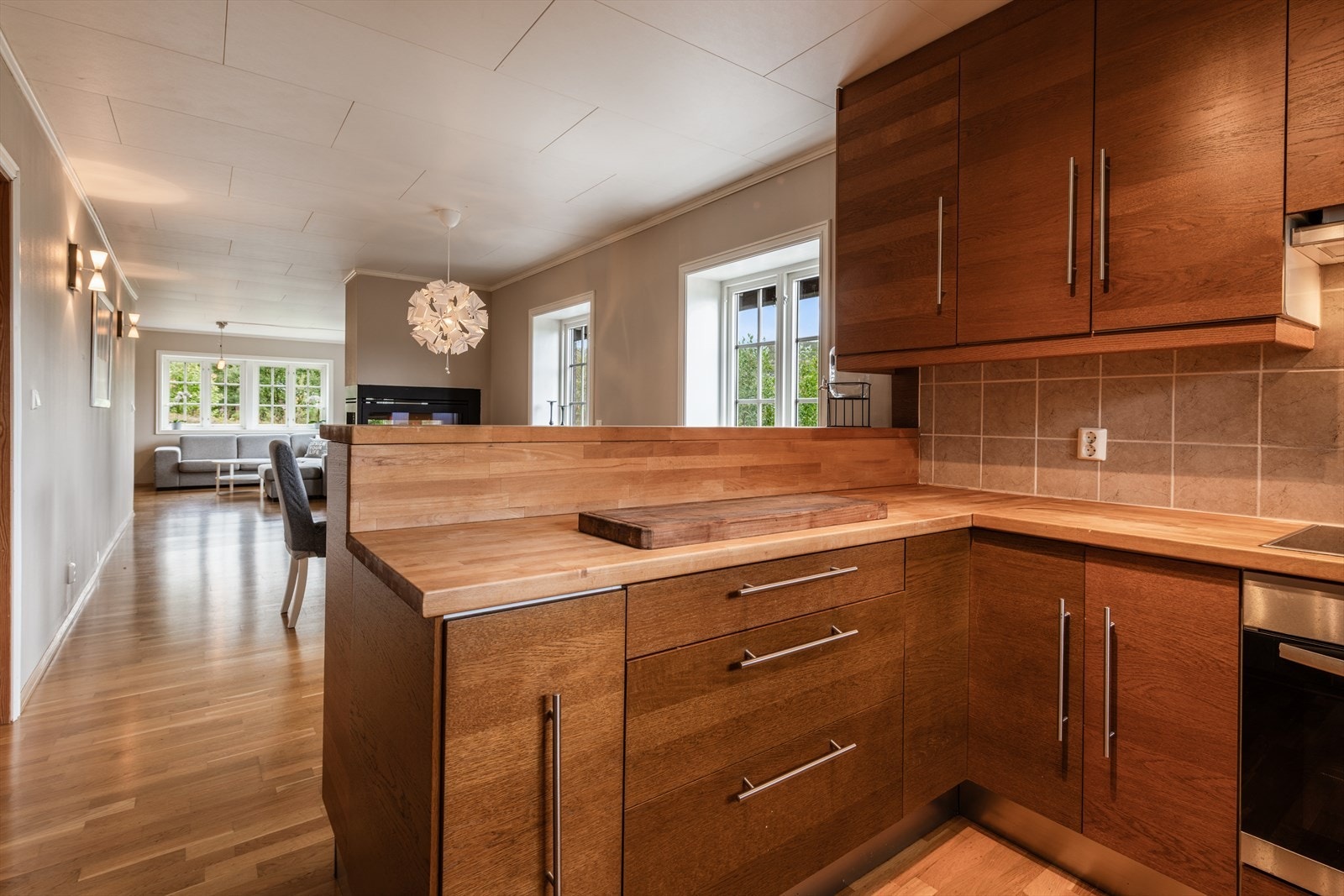 Kjøkken med åpen løsning til spisestue/stue Galleribilde