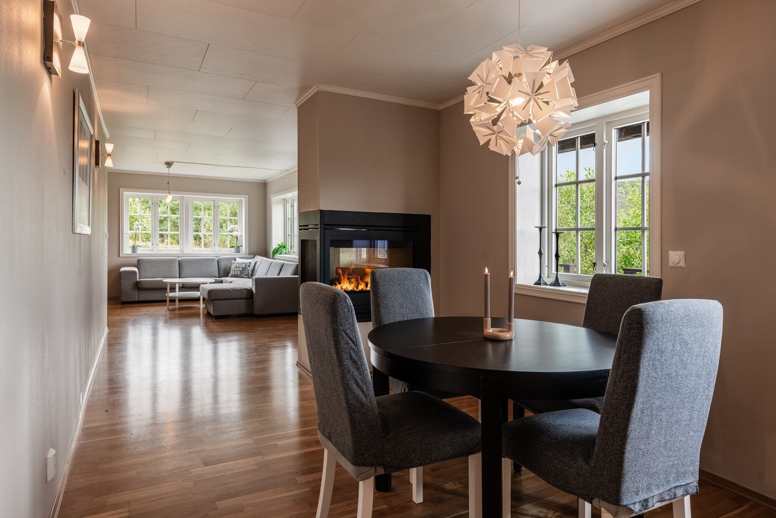 Spisestue/stue Galleribilde