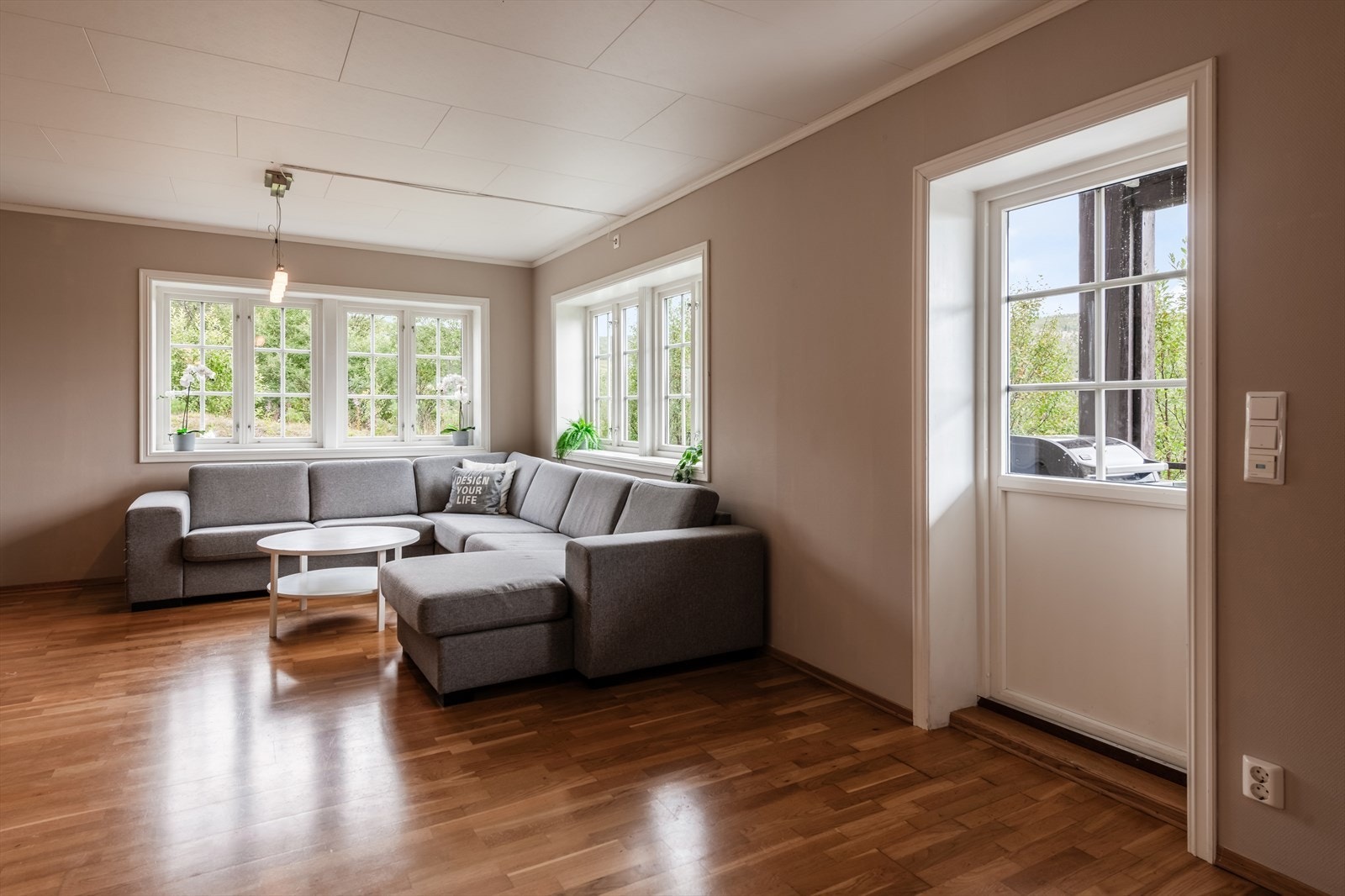 Stue med utgang til overbygd terrasse og hage Galleribilde