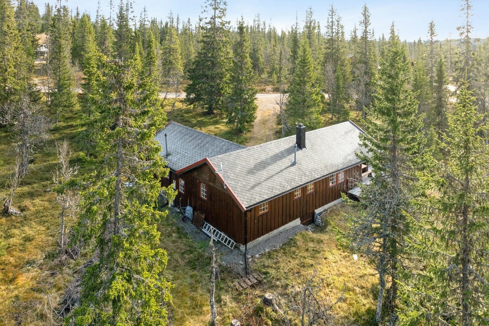 Hytta ligger usjenert til på en tomt med fin utsikt fra stue/terrasse. Galleribilde