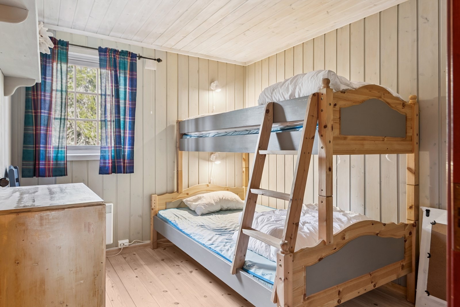 Romslig soverom med god plass til køyeseng. Galleribilde