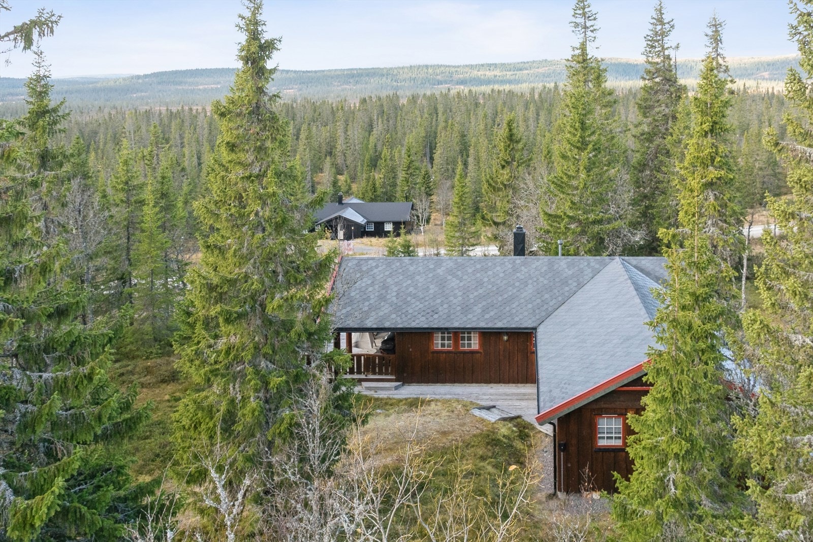 Hytta ligger i et populært og veletablert område med direkte tilgang til milevis med oppkjørte skispor og flotte turmuligheter både sommer og vinter. Galleribilde