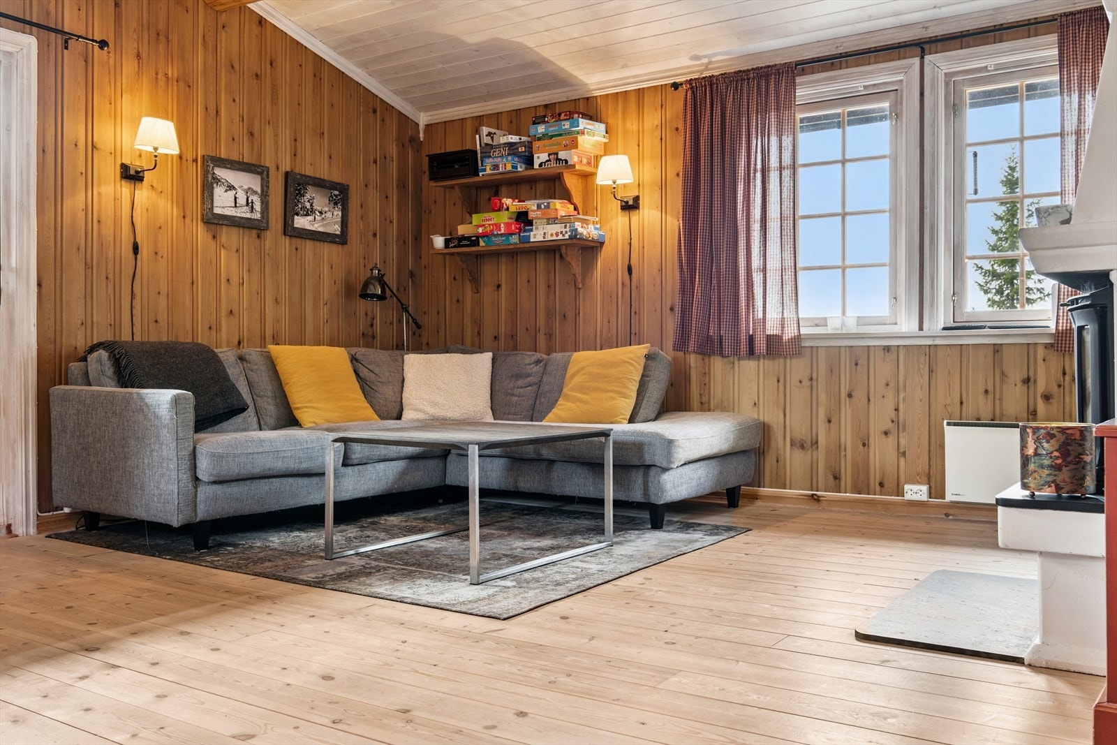 Stuen har god tilgang på mye naturlig lys fra flere vinduer. Galleribilde