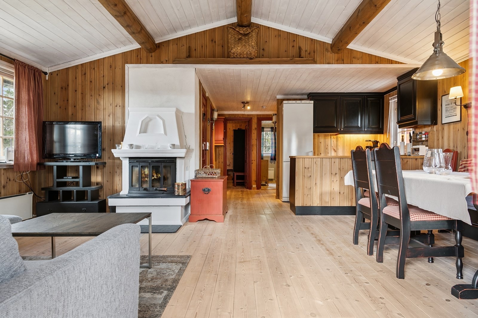 I stuen er det god plass til sofamøblement, samt spisebord med tilhørende stoler. Galleribilde