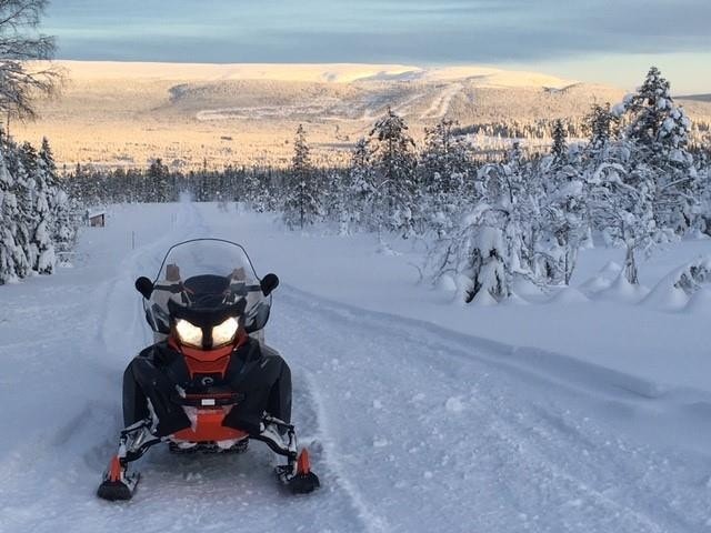 For de som liker å kjøre snøscooter så er det ca 2 km til scooterled. Galleribilde