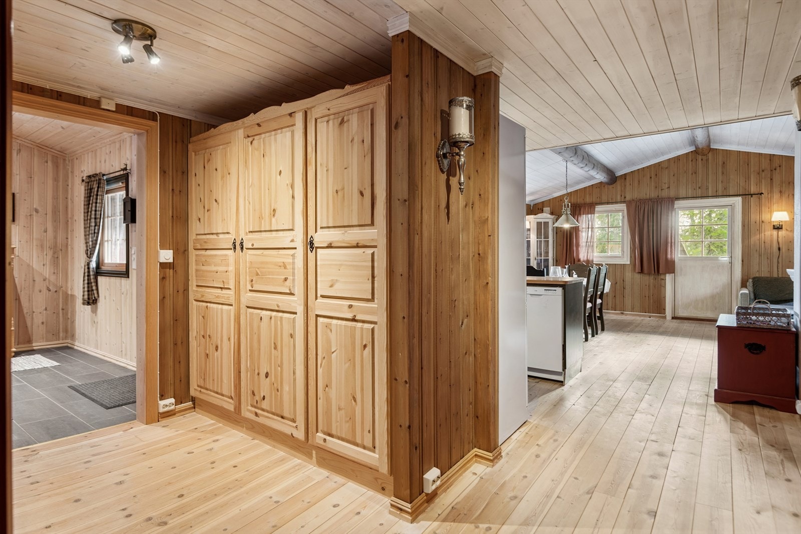 Praktiske skap i tilknytning til entré. Galleribilde