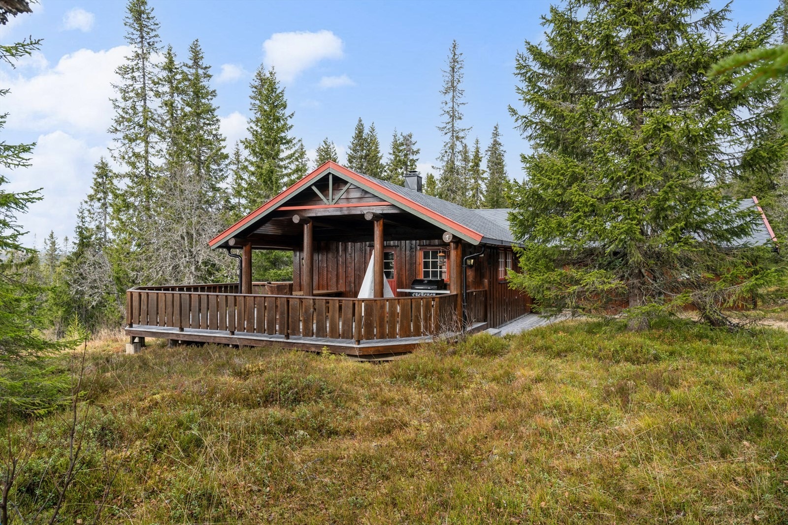 Hytten har en romslig terrasse på 56 kvm og har god plass for at hele familien skal samles og nyte norsk natur alle årstider. Galleribilde