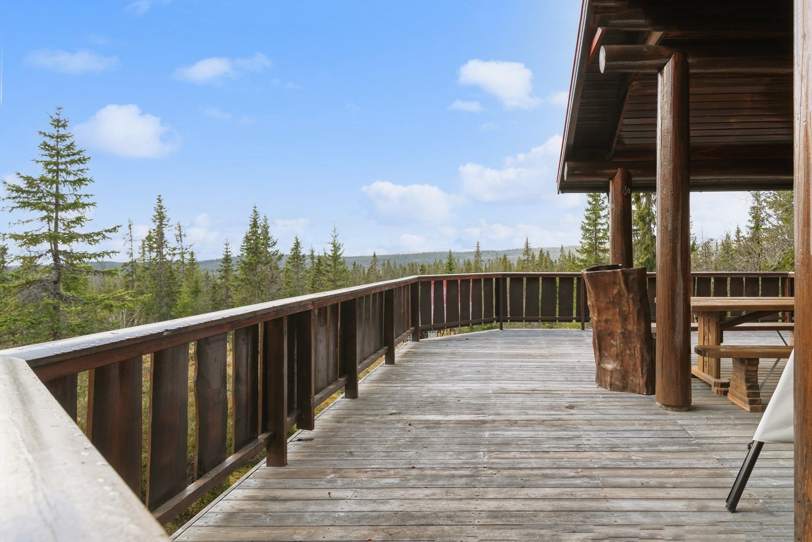 Stor delvis overbygget terrasse med fin utsikt. Galleribilde