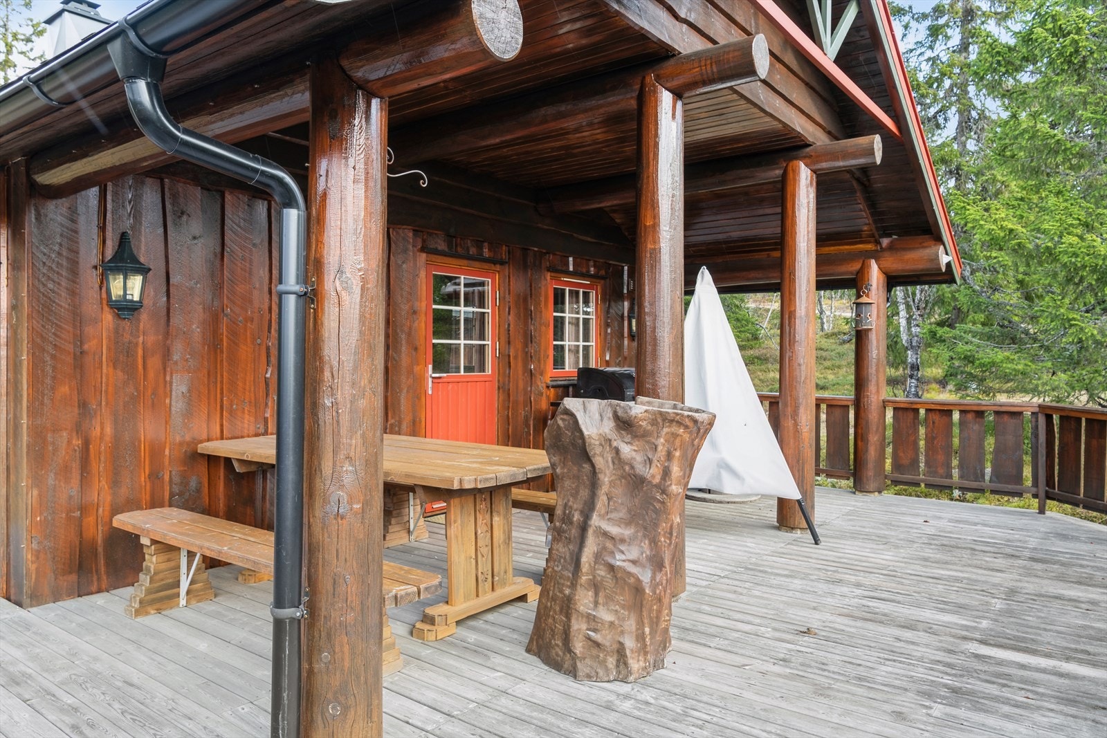 På terrassen er det god plass til grill, langbord og benker. Galleribilde