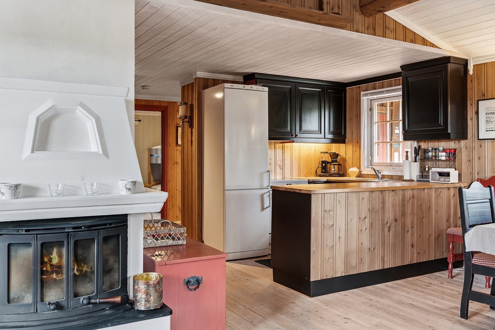 I stuen er det peisinnsats med glassdører. Galleribilde