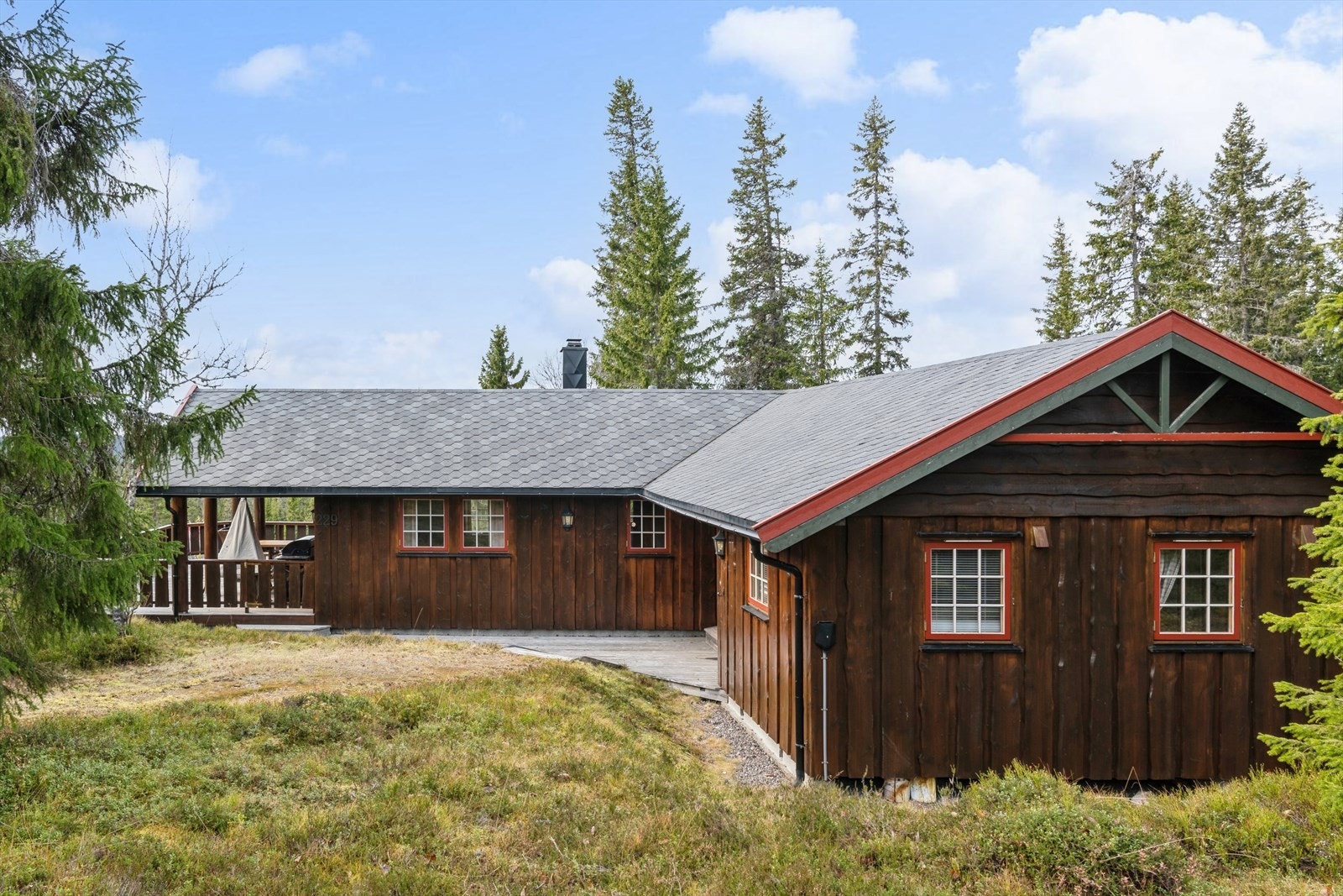 Biloppstillingsplasser på egen gårdsplass. Galleribilde