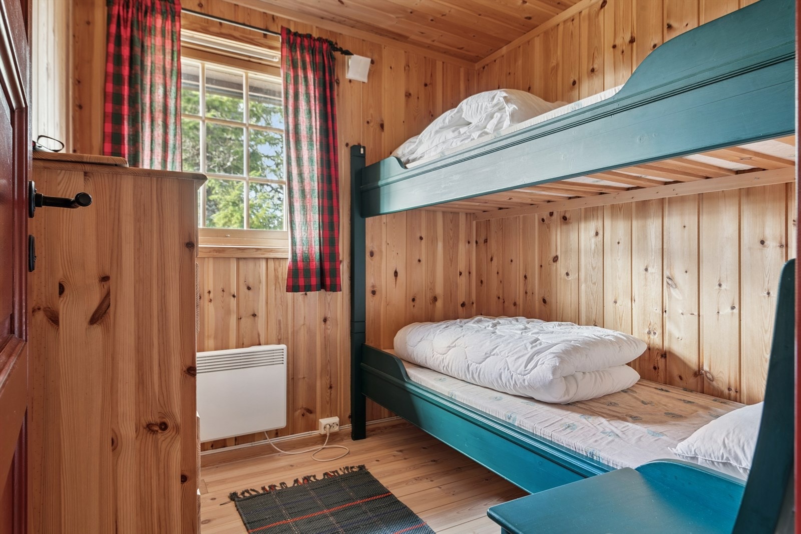 Romslig soverom med god plass til køyeseng. Galleribilde