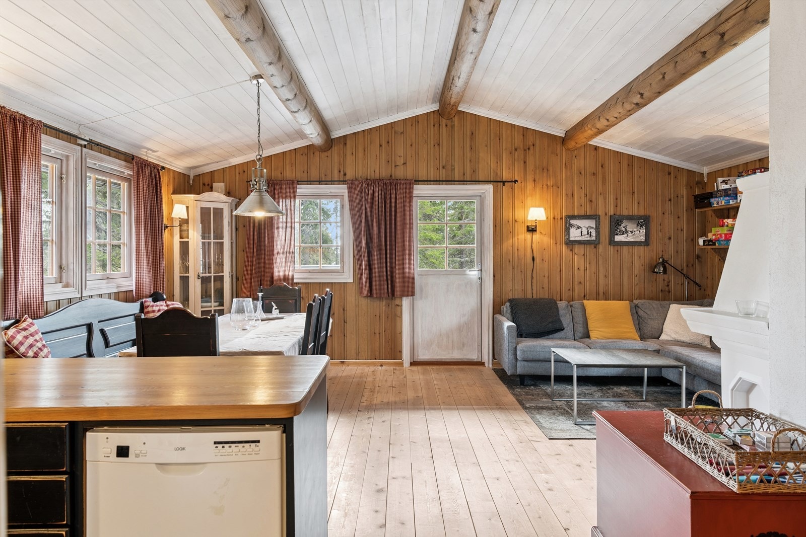 Kjøkken/stue med god takhøyde, peis og utgang til stor terrasse. Galleribilde