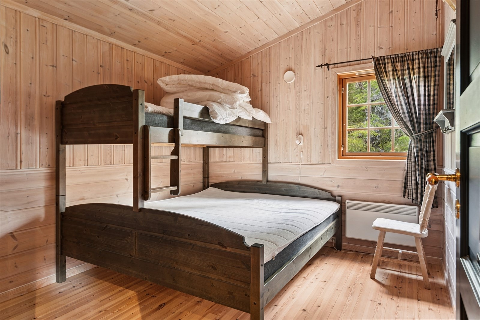 Romslig soverom med god plass til køyeseng. Galleribilde