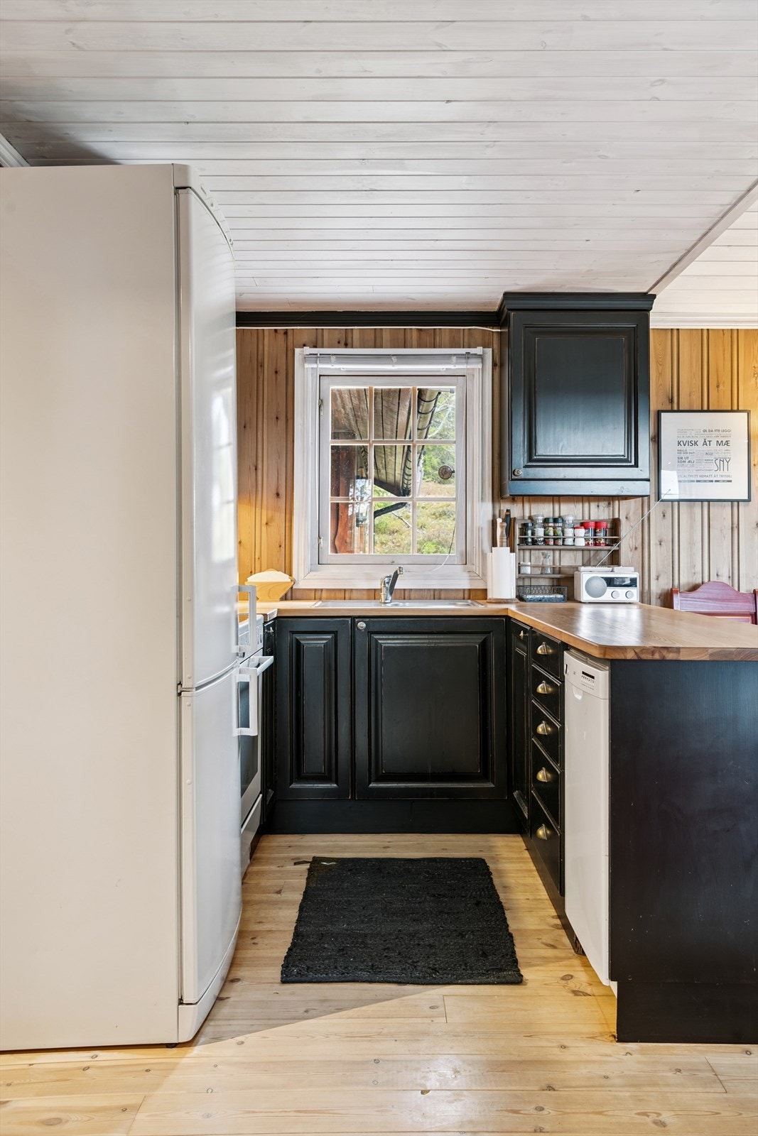 Det medfølger hvitevarer slik som komfyr med keramisk topp, kjøle- og fryseskap og oppvaskmaskin i handelen. Galleribilde