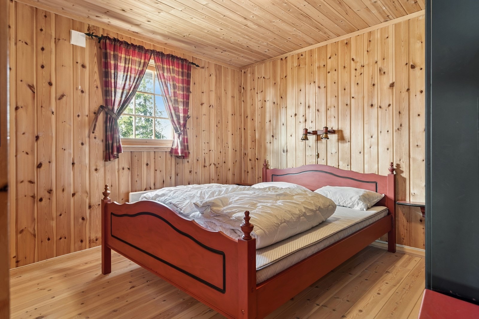 Hytten har 4 gode soverom. Hovedsoverommet har god plass til dobbelt seng med tilhørende nattborder. Galleribilde