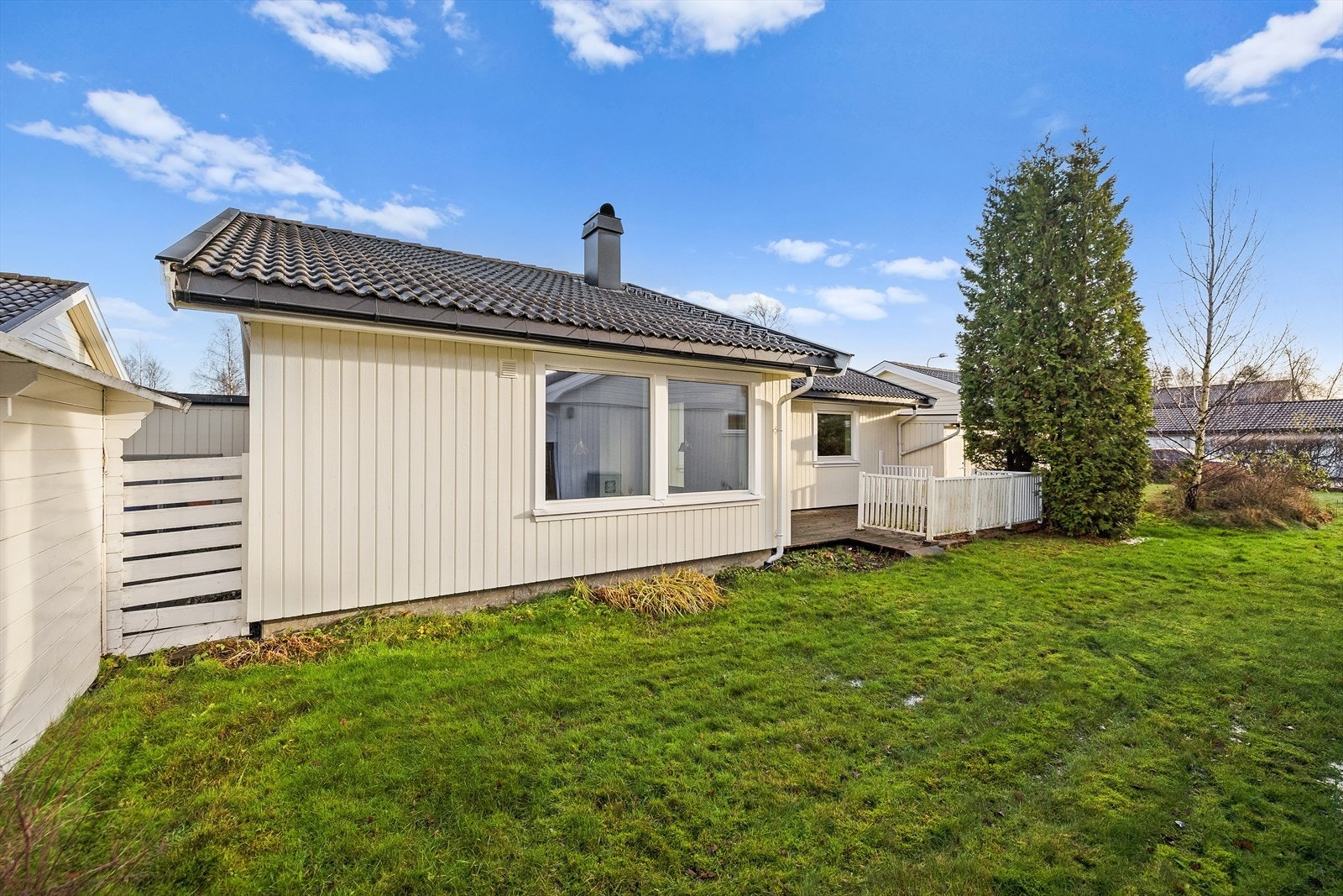 Terrassen tar deg videre til den skjermete hagen - et hyggelig uterom for både store og små. Galleribilde