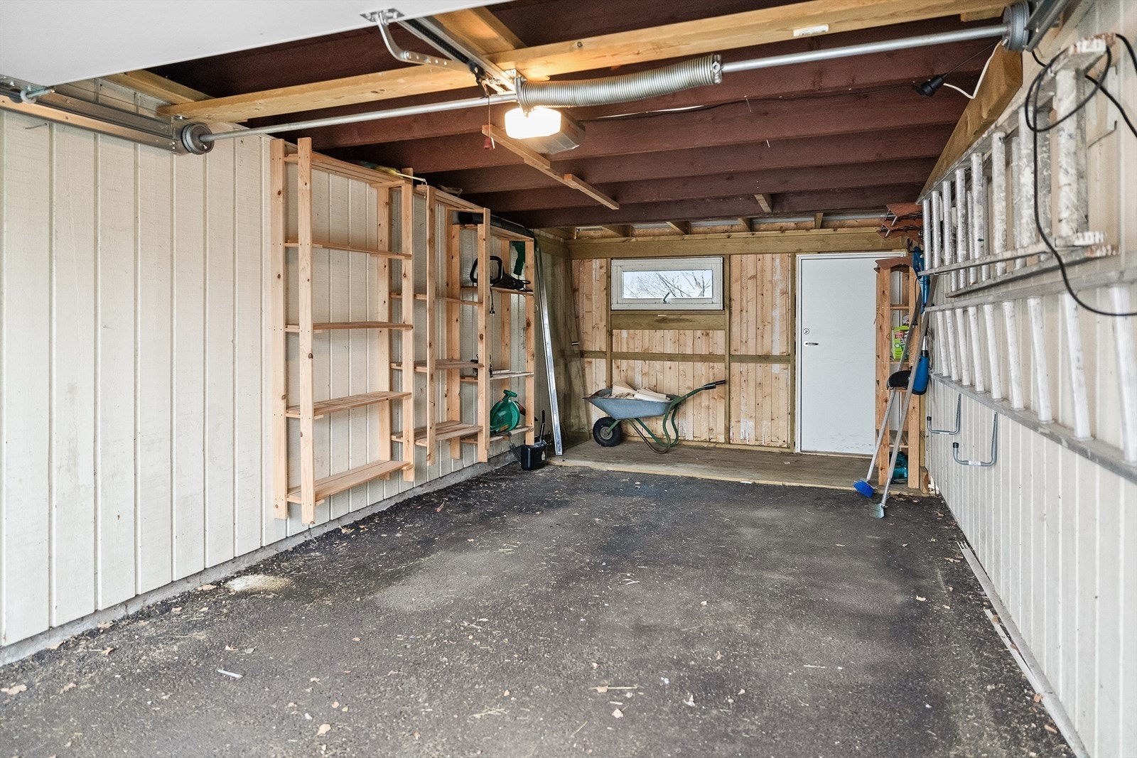 Garasjen binder sammen hoveddelen og sidebygget. Galleribilde