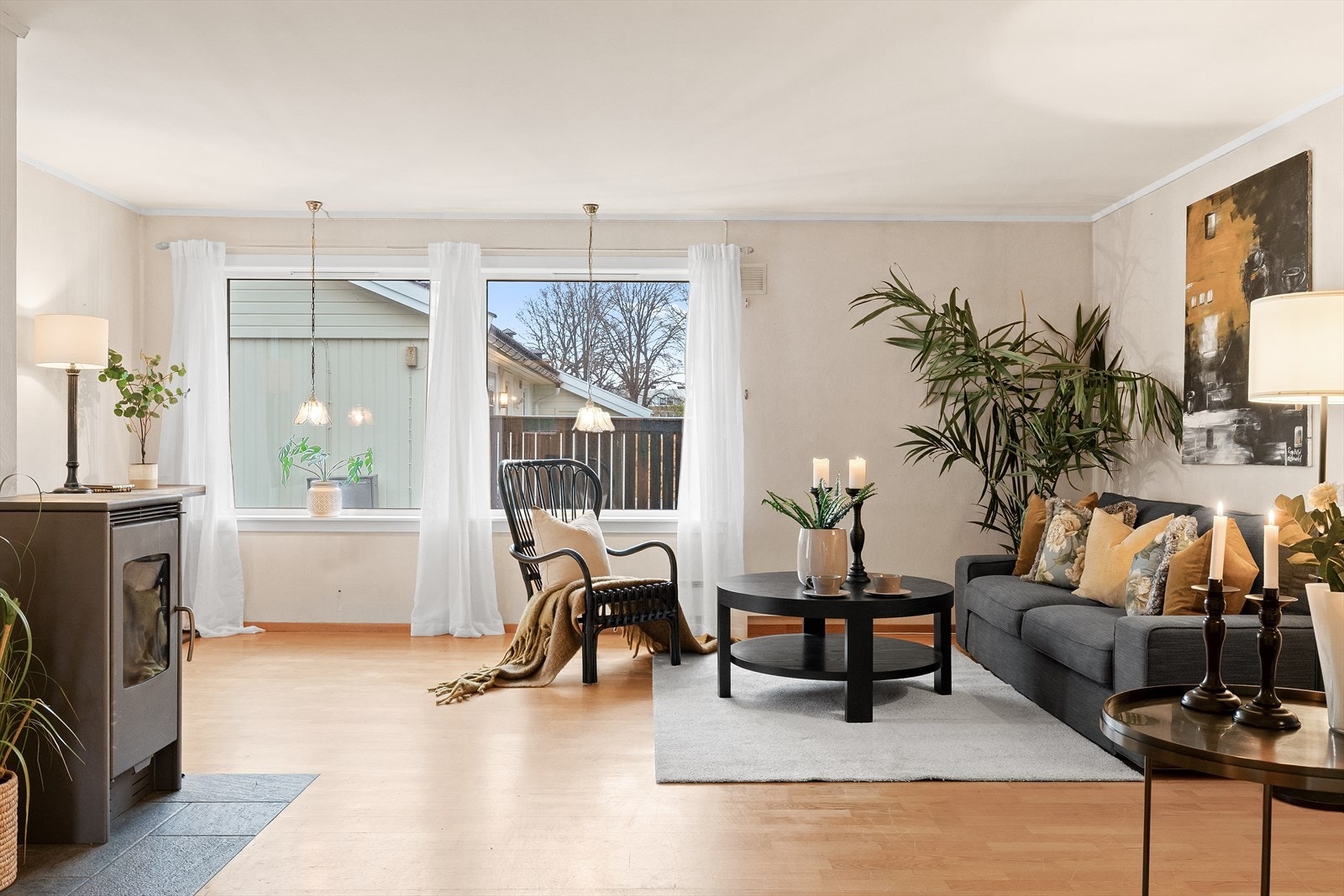 Det er brede vinduskarmer med plass til pynt og dekor. Galleribilde