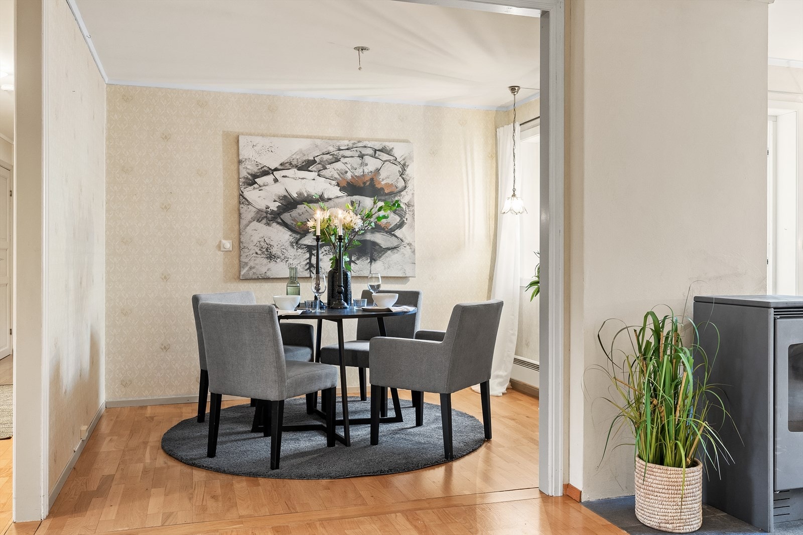 I spisestuen er det fin plass til dekor og spisebord for hyggelige middager. Galleribilde