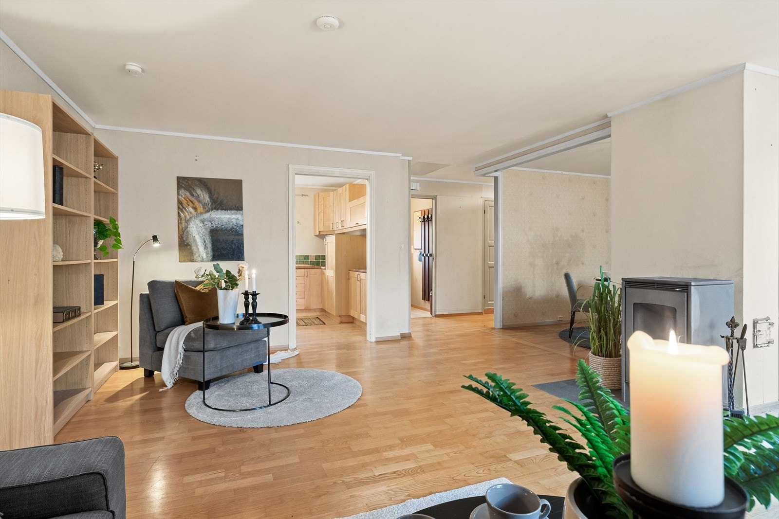 Stuen har åpent mot et tidligere soverom, som i dag fungerer som en forlengelse av spiseområdet. Galleribilde